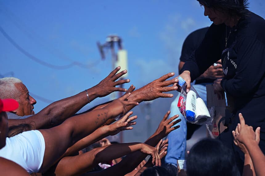 Las personas desplazadas tras los dos terremotos reciben kits de higiene en Mare Abajo, en el estado de La Guaira, Venezuela, el 14 de julio de 2026.(Raúl ARBOLEDA / AFP vía Getty Images)