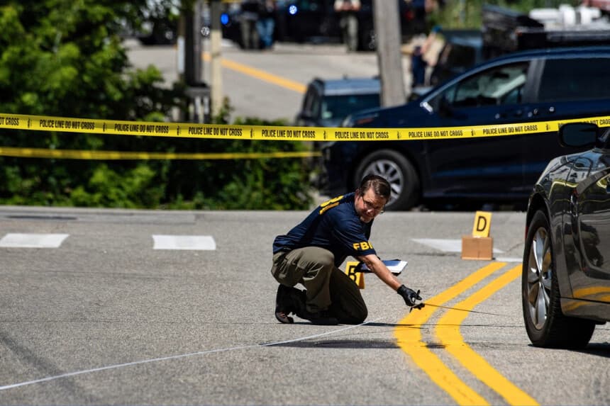 Investigadores del FBI trabajan en la escena de un presunto tiroteo con el ICE en Biddeford, Maine, el 13 de julio de 2026. (Joseph Prezioso/AFP/Getty Images).