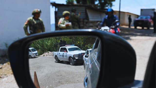 Ataque armado en la frontera México-EE. UU. deja herida a funcionaria y muerto a su esposo