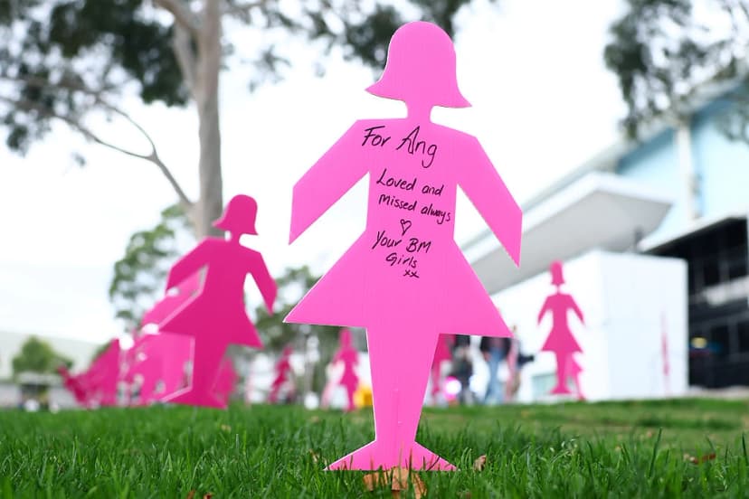 Un grupo de mujeres vestidas de rosa se congrega fuera del estadio en homenaje a las personas afectadas por el cáncer de mama durante el partido de la octava ronda de la Super Netball entre Melbourne Vixens y Giants Netball en el John Cain Arena de Melbourne, Australia, el 3 de mayo de 2026. (Daniel Pockett/Getty Images).