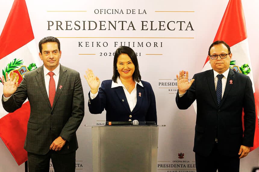 La presidenta electa de Perú por el partido Fuerza Popular, Keiko Fujimori (C), junto a su segunda vicepresidenta, Miki Torres (I), y Marco Vinelli, jefe del equipo de transición, en su sede de campaña del distrito de San Borja, en Lima, el 3 de julio de 2026. (AFP vía Getty Images)