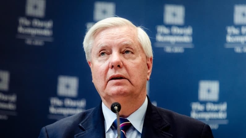 Trump dice que el FBI pierde el tiempo si investiga las teorías de conspiración sobre la muerte de Graham
