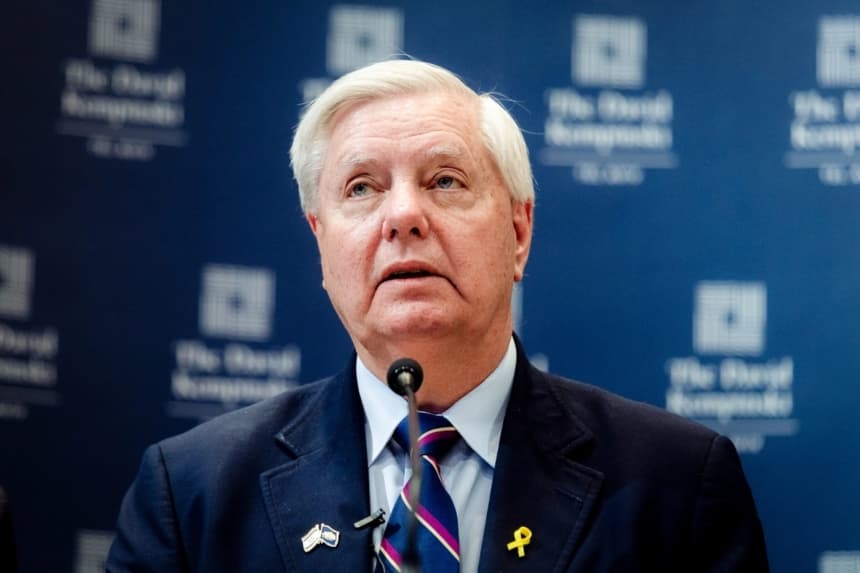 El senador Lindsey Graham (R-S.C.) habla en una conferencia de prensa en Tel Aviv, Israel, el 17 de febrero de 2025. (Amir Levy/Getty Images)