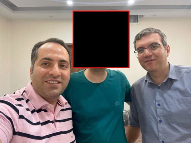 Mahdi Sadeghi, quien tiene doble nacionalidad estadounidense e iraní, aparece en una fotografía de 2024 que los fiscales federales de Boston, Massachusetts, obtuvieron de su teléfono e incluyeron en un escrito judicial el 13 de enero de 2025; en ella se ve a Sadeghi junto a otras dos personas, entre ellas Mohammad Abedini, quien sigue prófugo. (Departamento de Justicia de EE. UU./Imagen cedida a través de Reuters)