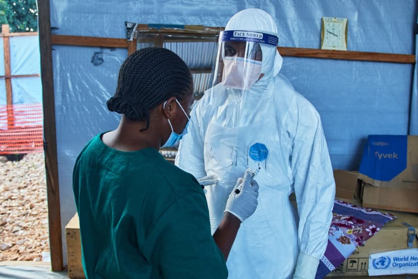Personal sanitario del Centro Médico Evangélico, donde se prevén ensayos clínicos sobre el ébola, en Bunia, al este del Congo, el 3 de julio de 2026. (Foto de Dirole Lotsima Dieudonne/AP).