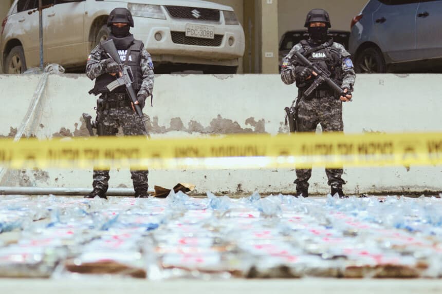 Agentes de la policía antinarcóticos ecuatoriana montan guardia, el 1 de abril de 2022. (Foto de MARCOS PIN/AFP vía Getty Images)