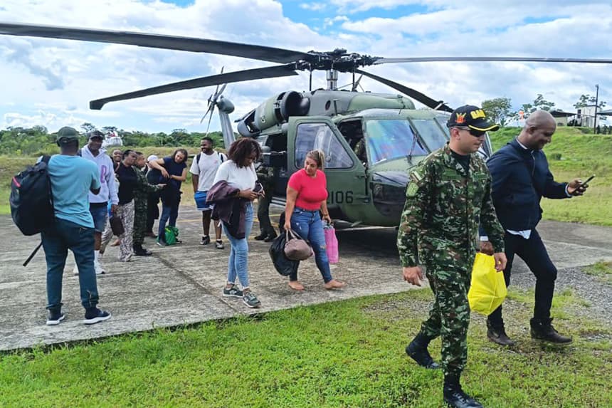 Fotografía cedida por las Fuerzas Militares de Colombia que muestra a personas rescatadas este martes en zona rural del departamento del Chocó y trasladadas en helicóptero a Quibdó (Colombia). (EFE/ Fuerzas Militares de Colombia)