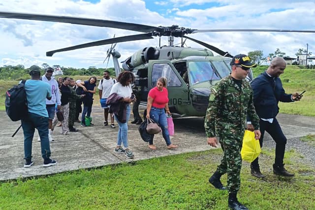 Fotografía cedida por las Fuerzas Militares de Colombia que muestra a personas rescatadas este martes en zona rural del departamento del Chocó y trasladadas en helicóptero a Quibdó (Colombia). (EFE/ Fuerzas Militares de Colombia)