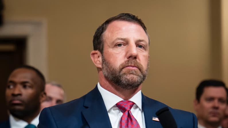 Mullin advierte a inmigrantes ilegales que evaden arrestos tras aumento de ataques contra vehículos de ICE