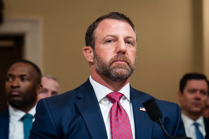 Mullin advierte a inmigrantes ilegales que evaden arrestos tras aumento de ataques contra vehículos de ICE