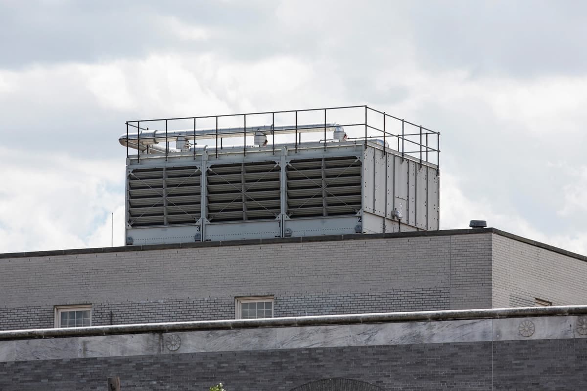 Una torre de refrigeración de agua en la parte superior de un edificio en la ciudad de Nueva York, en una foto de archivo. (Andrew Burton/Getty Images)