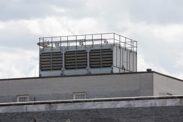 Una torre de refrigeración de agua en la parte superior de un edificio en la ciudad de Nueva York, en una foto de archivo. (Andrew Burton/Getty Images)