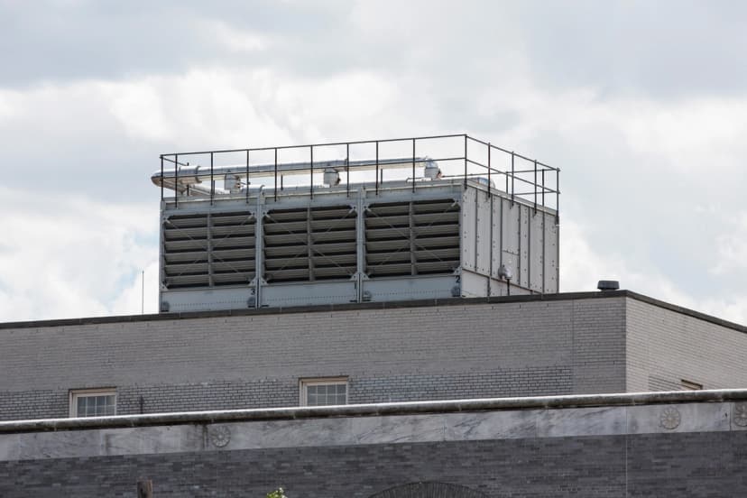 Una torre de refrigeración de agua en la parte superior de un edificio en la ciudad de Nueva York, en una foto de archivo. (Andrew Burton/Getty Images)