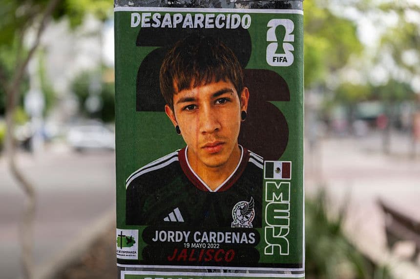 Uno de los retratos de personas desaparecidas, que se asemejan a las tarjetas de un álbum de la Copa del Mundo y en los que aparecen con las camisetas de la selección nacional de fútbol de México, se exhibe en una calle, el 22 de junio de 2026 en Guadalajara, México. (David Ramos/Getty Images)