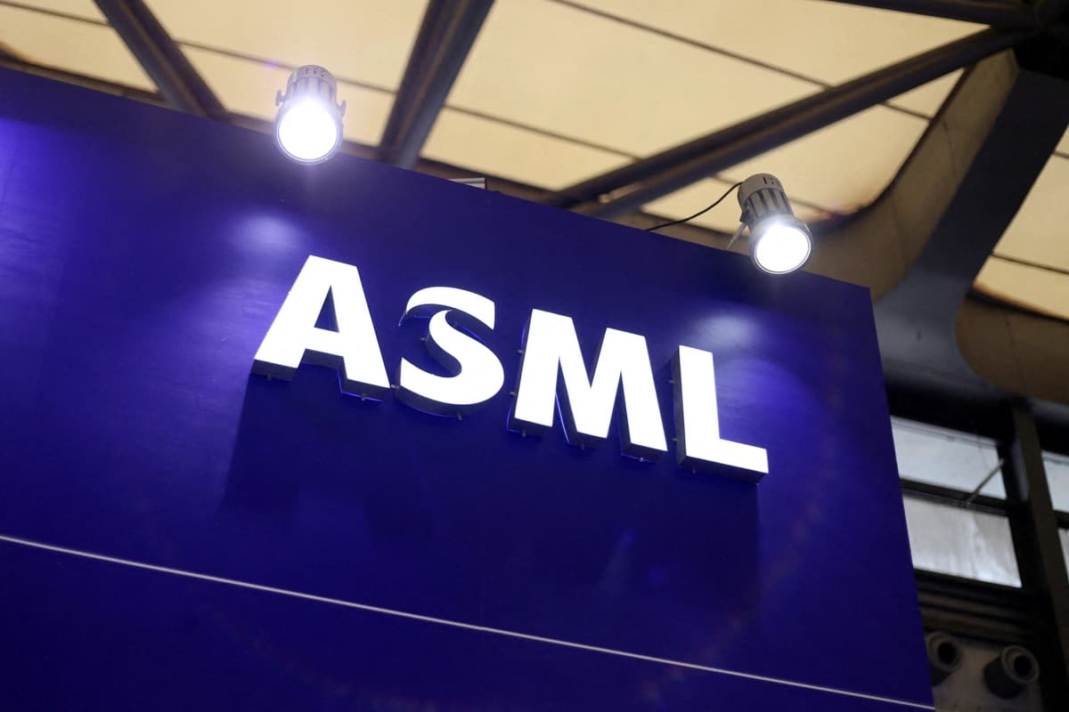 El logotipo del fabricante de equipos para chips ASML se puede ver en su stand durante Semicon China, una feria comercial para la industria de semiconductores, en Shanghái, el 29 de junio de 2023. (Nicoco Chan/Reuters).