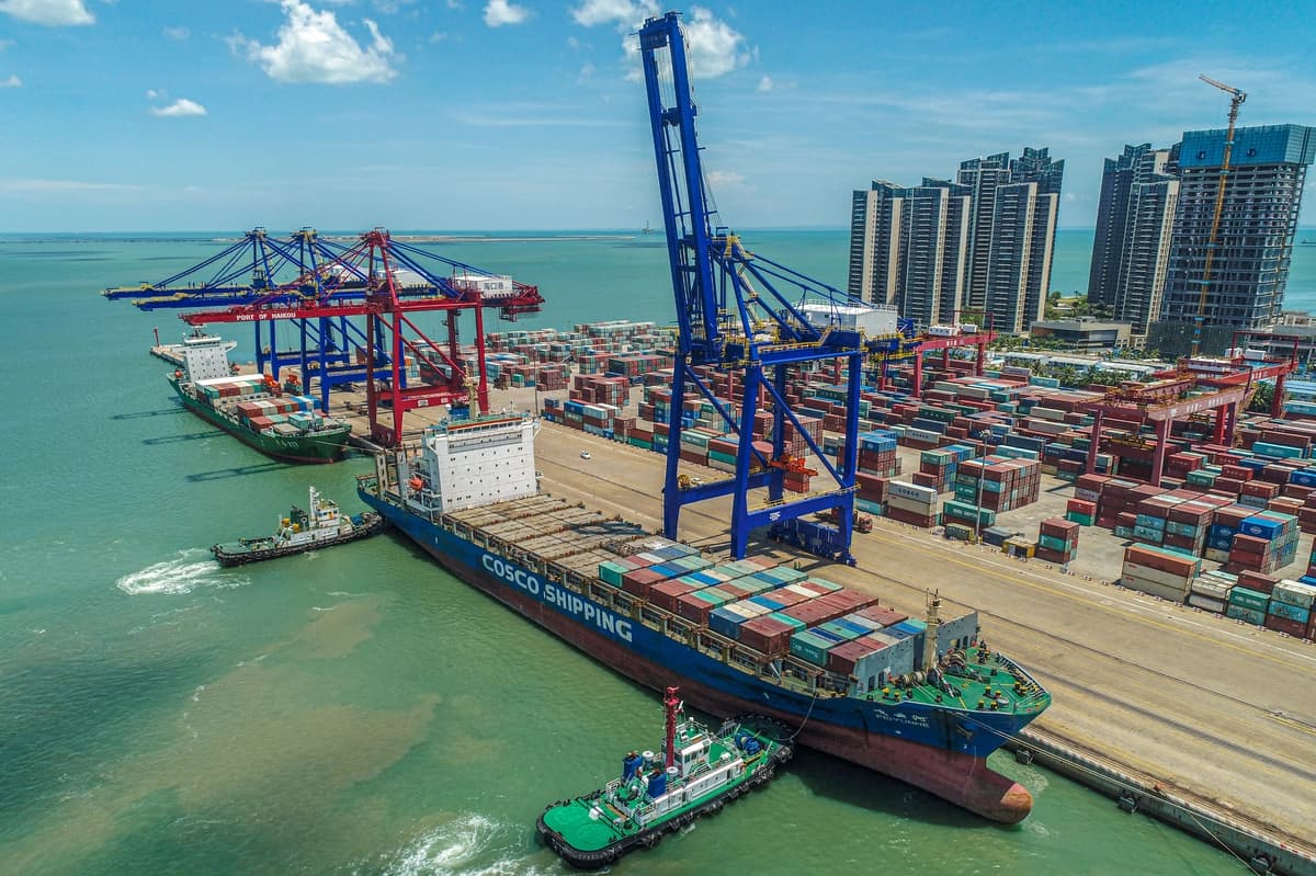 Un buque de carga cargado con contenedores atracando en un puerto de Haikou, provincia de Hainan, China, el 17 de mayo de 2021. (STR/AFP vía Getty Images)
