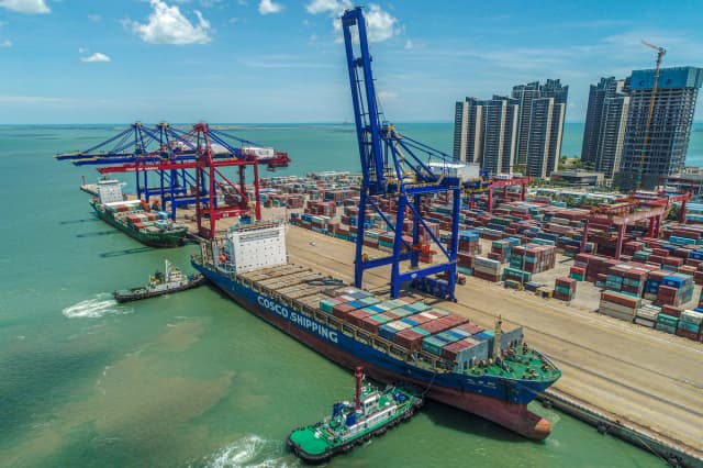 Un buque de carga cargado con contenedores atracando en un puerto de Haikou, provincia de Hainan, China, el 17 de mayo de 2021. (STR/AFP vía Getty Images)