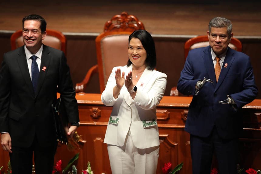 La presidenta electa de Perú, Keiko Fujimori (c), reacciona junto a su primer vicepresidente Luis Galarreta (d) y su segundo vicepresidente Miguel Torres (i), este miércoles en Lima, Perú. (EFE/Paolo Aguilar)