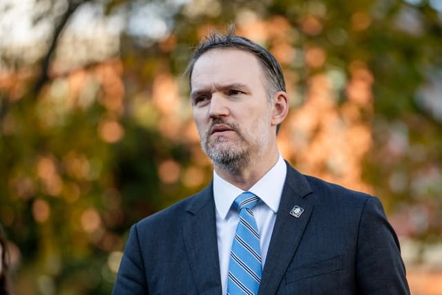 El representante comercial de Estados Unidos, Jamieson Greer, habla con la prensa en la Casa Blanca el 30 de octubre de 2025. (Madalina Kilroy/The Epoch Times)