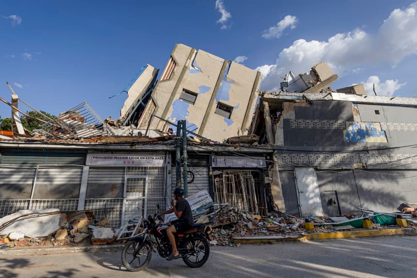 Una persona observa edificios destruidos por los terremotos en Venezuela. (EFE/ Miguel Gutiérrez)