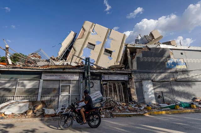 Una persona observa edificios destruidos por los terremotos en Venezuela. (EFE/ Miguel Gutiérrez)