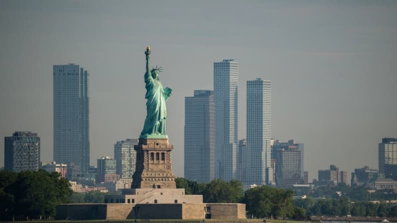 Gobernadora Hochul insta a usar mascarillas mientras el humo de los incendios en Canadá cubre Nueva York