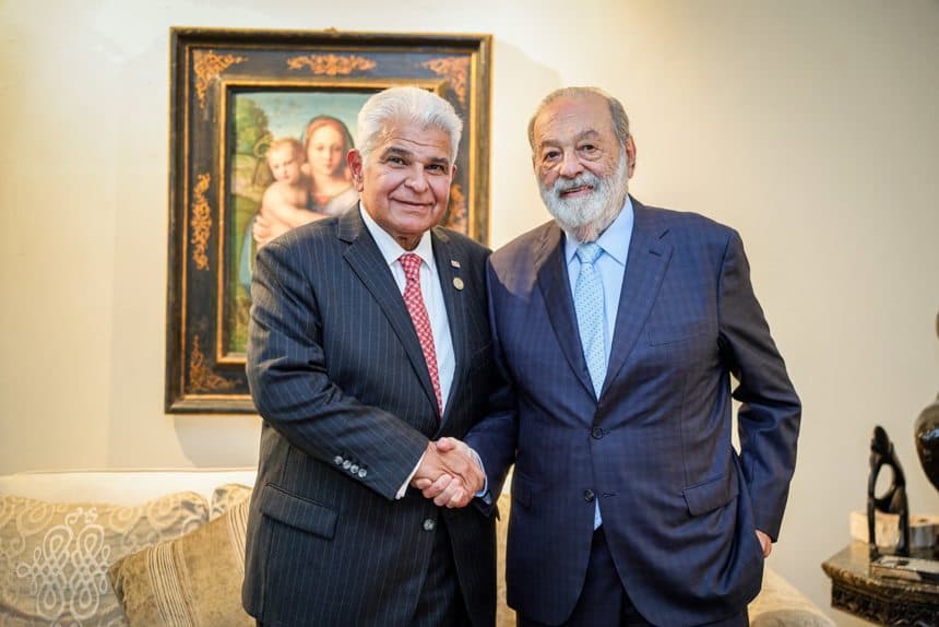 Fotografía divulgada en la cuenta en X @as_salazar de la secretaria de comunicación del Gobierno de Panamá del presidente de Panamá, José Raúl Mulino (i), junto al empresario mexicano Carlos Slim este miércoles, en la Ciudad de México (EFE/ @as_salazar)