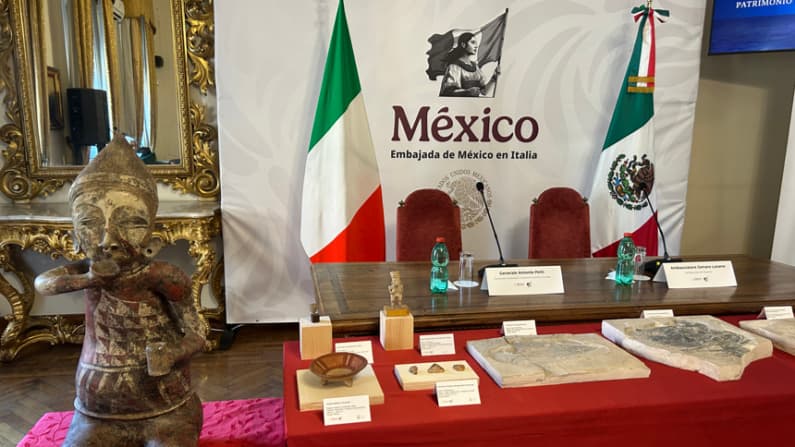Italia devuelve a México 27 piezas arqueológicas y fósiles de origen precolombino