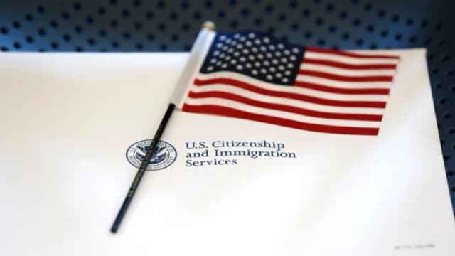 Administración Trump restablece las restricciones a Tarjetas Verdes que Biden revirtió