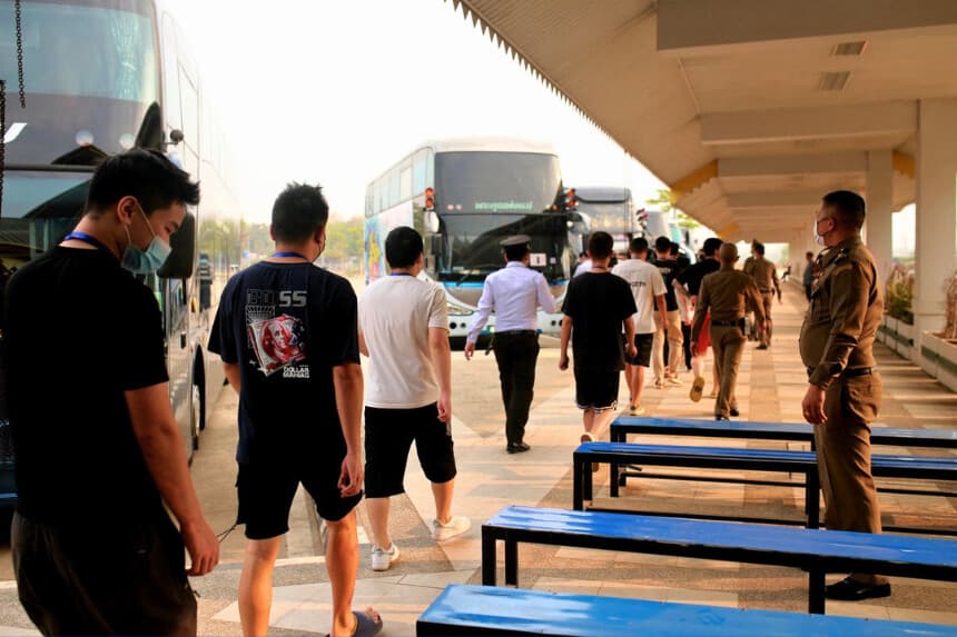 Presuntos trabajadores y víctimas de centros fraudulentos procedentes de China llegan al puesto fronterizo con Tailandia en el este del municipio de Myawaddy, Birmania, el 20 de febrero de 2025. (STR/AFP vía Getty Images).
