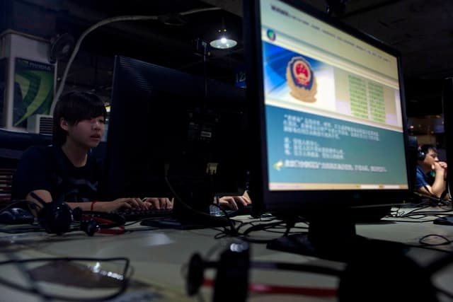Una computadora muestra un mensaje del Gran Cortafuegos chino sobre el uso adecuado de Internet en un cibercafé de Beijing. (Ng Han Guan/AP Photo)