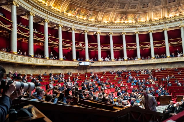 El hemiciclo durante el turno de preguntas al Gobierno, en el Parlamento francés en París, el 3 de febrero de 2026. (Magali Cohen/Hans Lucas/AFP vía Getty Images)