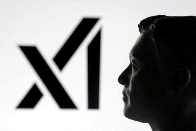 Una miniatura impresa en 3D de Elon Musk y el logotipo de xAI, en esta ilustración tomada el 23 de enero de 2025. (Dado Ruvic/Reuters)