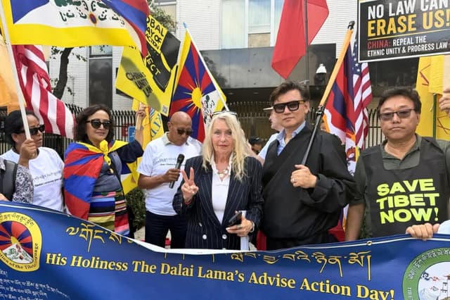 Casi 100 personas de diversas comunidades étnicas se manifestan frente al Consulado Chino en Los Ángeles, condenando el uso por parte del Partido Comunista Chino de la Ley de Unidad Étnica y Promoción del Progreso para justificar la represión transnacional y erosionar la diversidad cultural, el 1 de julio de 2026. (Ma Shangen/The Epoch Times).