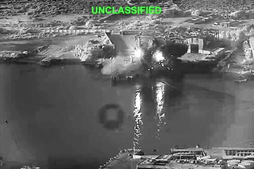 El 13 de julio de 2026, drones marítimos estadounidenses atacan un submarino y una instalación de mantenimiento naval en una zona no revelada de Irán. (Imagen cedida por el Departamento de Defensa de EE. UU. a través de Getty Images).