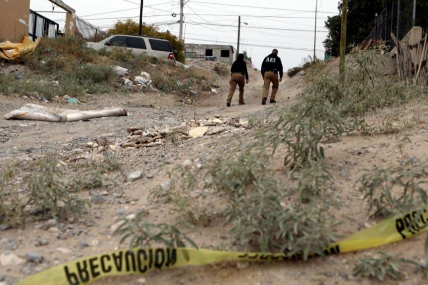 Agentes de la Fiscalía de Chihuahua inspeccionan la zona donde fue asesinado el fotoperiodista Ismael Villagómez Tapia en Ciudad Juárez, en el estado de Chihuahua, México, el 16 de noviembre de 2023. (HERIKA MARTÍNEZ/AFP vía Getty Images)