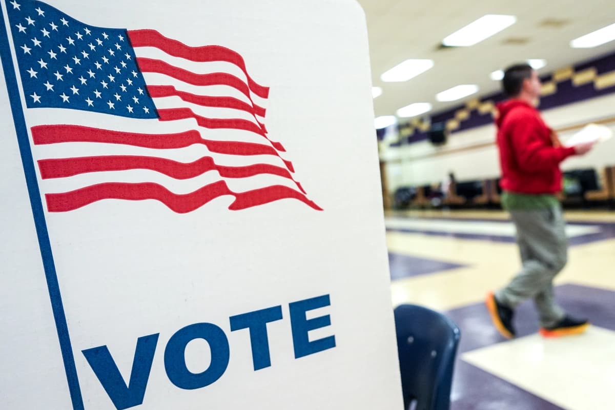 Una persona vota en el referéndum sobre la redistribución de distritos de Virginia en el instituto Lake Braddock el 21 de abril de 2026. (Julia Demaree Nikhinson/AP Photo)