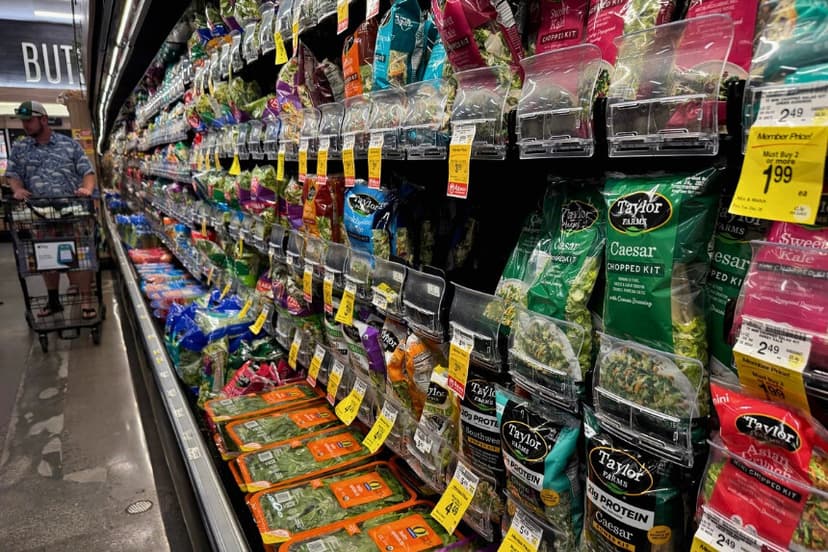 Paquetes de lechuga en un supermercado Safeway en Kings Beach, California, el 16 de julio de 2026. (Justin Sullivan/Getty Images).