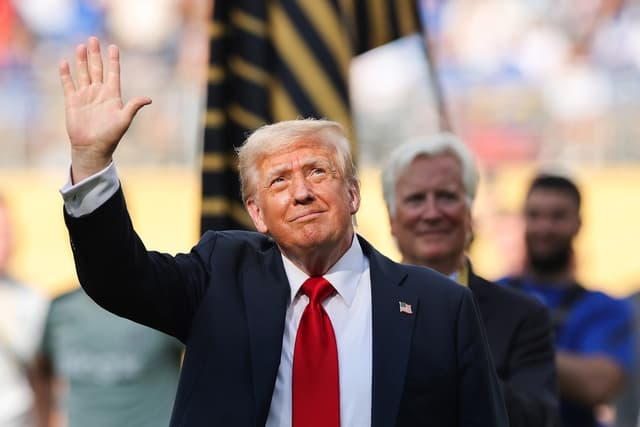 El presidente Donald Trump saluda a la multitud tras la final de la Copa Mundial de Clubes de la FIFA 2025 entre el Chelsea FC y el París Saint-Germain, celebrada en el MetLife Stadium el 13 de julio de 2025 en East Rutherford, Nueva Jersey. (Alex Grimm/Getty Images)