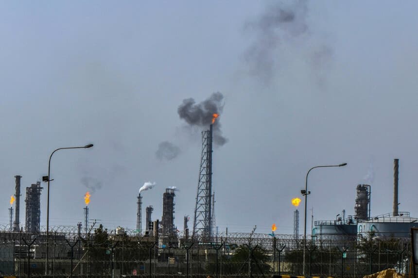 La refinería de petróleo Mina Al-Ahmadi opera en Kuwait, 20 de marzo de 2026. (Foto AP, archivo).