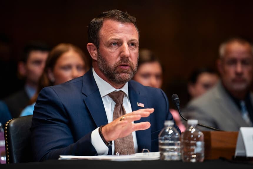 El secretario de Seguridad Nacional, Markwayne Mullin, declara en una sesión del Senado celebrada en Washington el 2 de junio de 2026. (Madalina Kilroy/The Epoch Times).