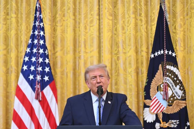 El presidente de EE. UU., Donald Trump, se dirige a la nación desde el Salón Este de la Casa Blanca el 16 de julio de 2026 en Washington, D.C. Se espera que Trump hable sobre la seguridad electoral. (Saul Loeb/Pool - Getty Images)