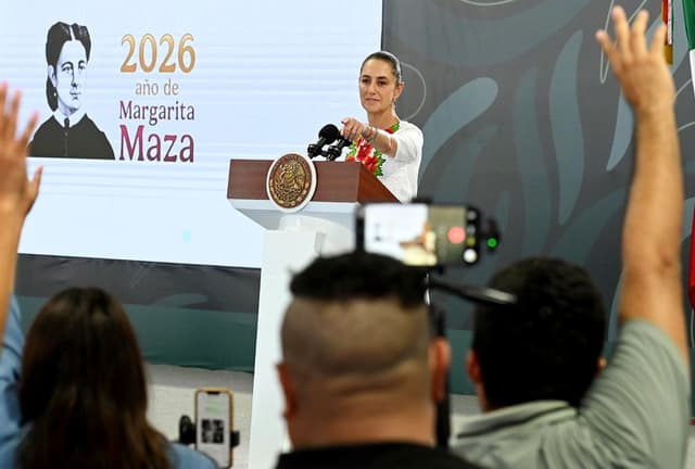 Fotografía cedida este viernes por la presidencia de México, de la mandataria Claudia Sheinbaum, participando durante una rueda de prensa en el municipio de Tulum, en Quintana Roo, México. (EFE/Presidencia de México)
