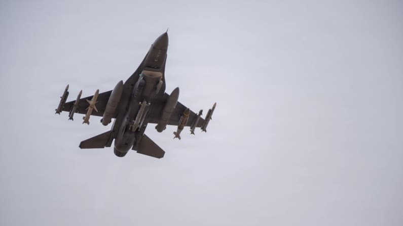 EE. UU. destruyó una torre clave de vigilancia iraní en el Estrecho de Ormuz, según las fuerzas armadas