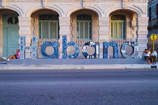 La gente se sienta a lo largo del Malecón de La Habana para refrescarse del calor durante un apagón generalizado, el 14 de julio de 2026. (ADALBERTO ROQUE / AFP vía Getty Images)