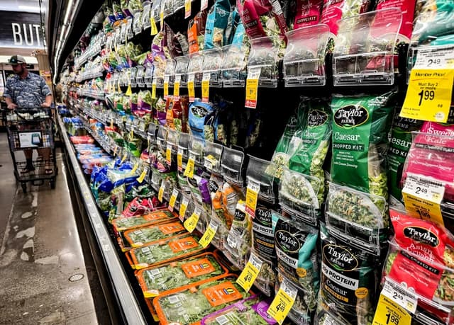 Paquetes de lechuga en un supermercado Safeway de Kings Beach, California, el 16 de julio de 2026. (Justin Sullivan/Getty Images)