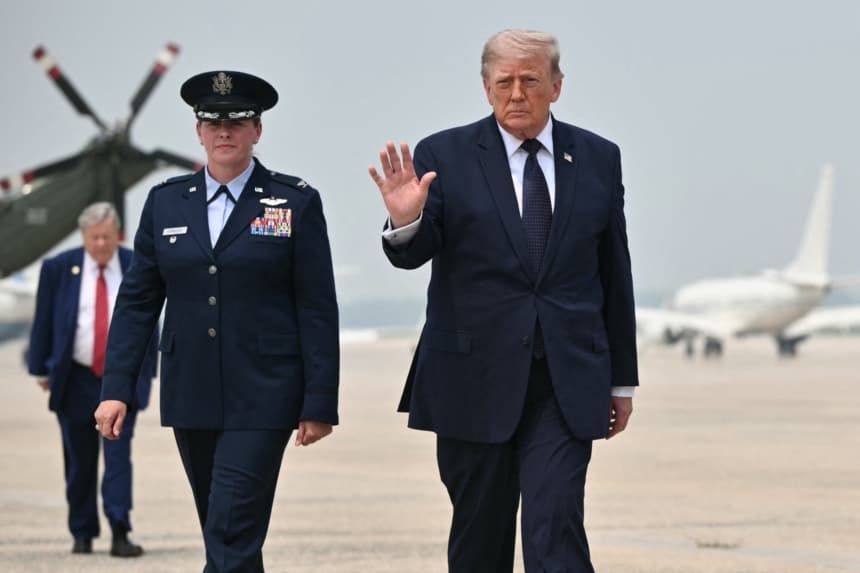 El presidente de Estados Unidos, Donald Trump, saluda con la mano antes de abordar el Air Force One en la Base Conjunta Andrews, en Maryland, el 17 de julio de 2026. (Mandel NGAN / AFP vía Getty Images)