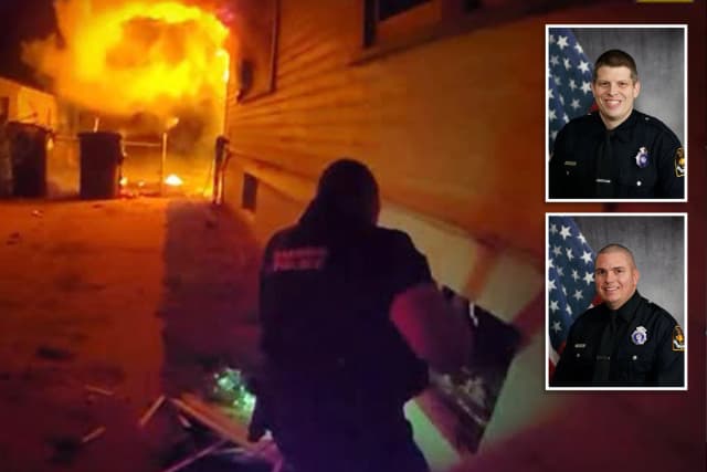 Agentes de la policía de Omaha rompen una ventana para rescatar a un niño de 4 años atrapado en el sótano de una casa incendiada. (Departamento de Policía de Omaha).