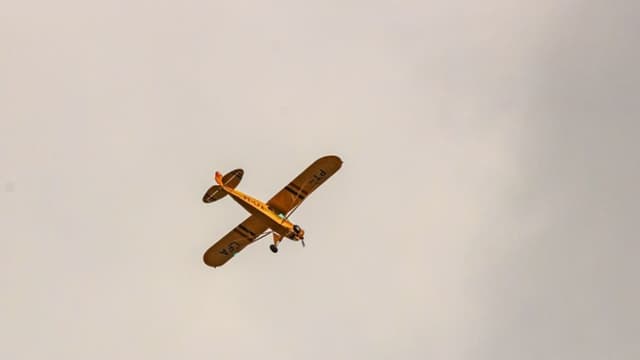 Tragedia aérea: veterano de 81 años fallece tras hundirse su avioneta en un estanque