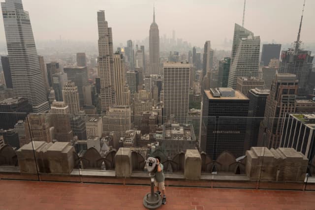 Trump advierte subir aranceles a Canadá por el humo "peligroso" de los incendios forestales